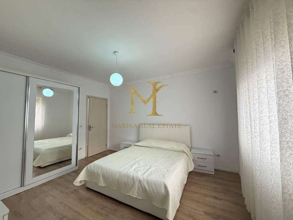 APARTAMENT 1+1 ME QERA NE PLAZH , PRANE SHKOLLES BAJRAM CURRI !!