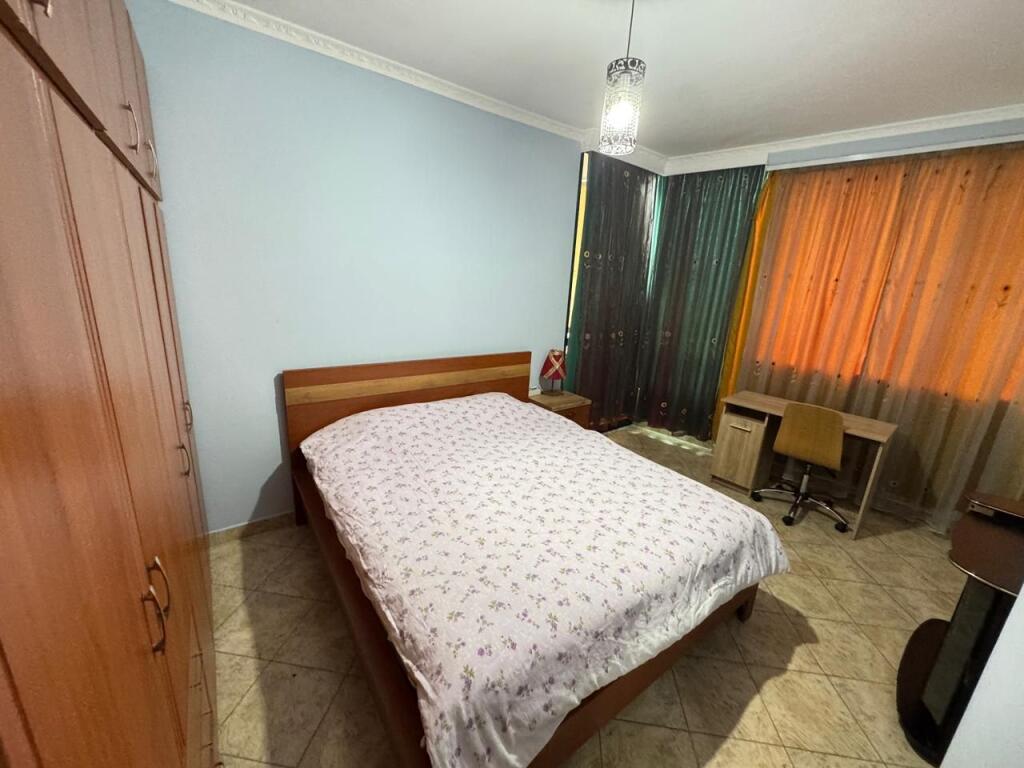 🏢Nella zona del 21 Dicembre, vicino al Supermarket Joena, si affitta appartamento 2+1+2, arredato. 650Euro