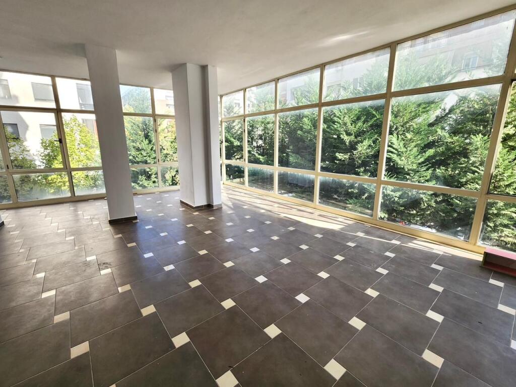Me qera: Zyre 72m2 || 📍(Astir - 2 Palmat ,ne rrugë kryesore) || Fasad xhami || 350 euro / Neto