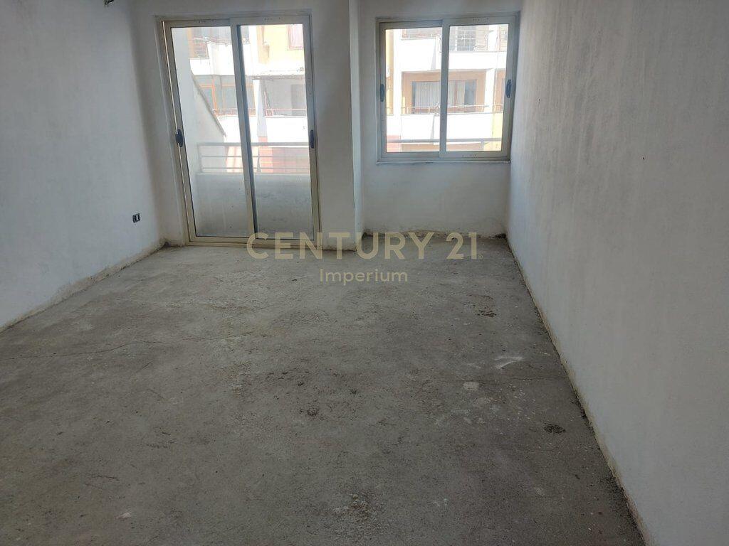 Apartament 2+1+2 tualete per shitje, ne Yzberish