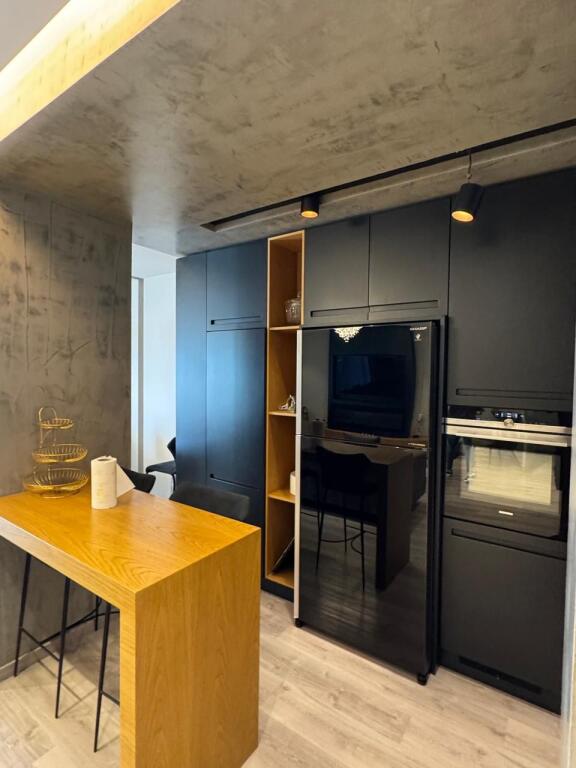 Shitet Apartament 3+1+2 me pamje ballore deti ne Lungomare Vlore