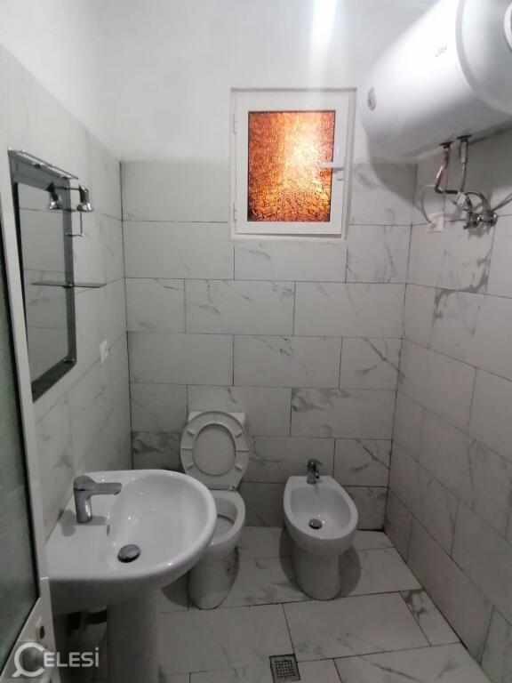 APARTAMENT 1+1. 38000 LEKE.ISH PARKU U AUTOBUZAVE