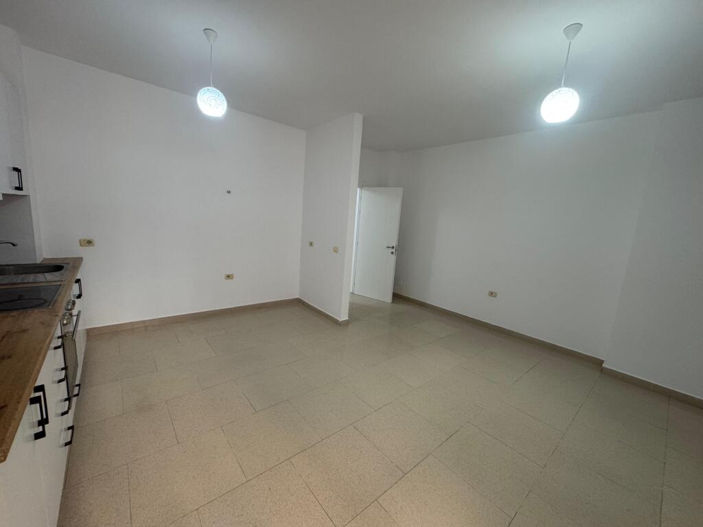 Mbikalimi i Komunes Parisit, pallati i Big Market jepet me qira  apartament 2+1+2 Kati i pare banim me sipërfaqe 120 m2