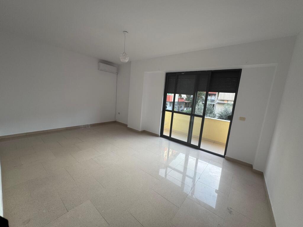 Mbikalimi i Komunes Parisit, pallati i Big Market jepet me qira  apartament 2+1+2 Kati i pare banim me sipërfaqe 120 m2