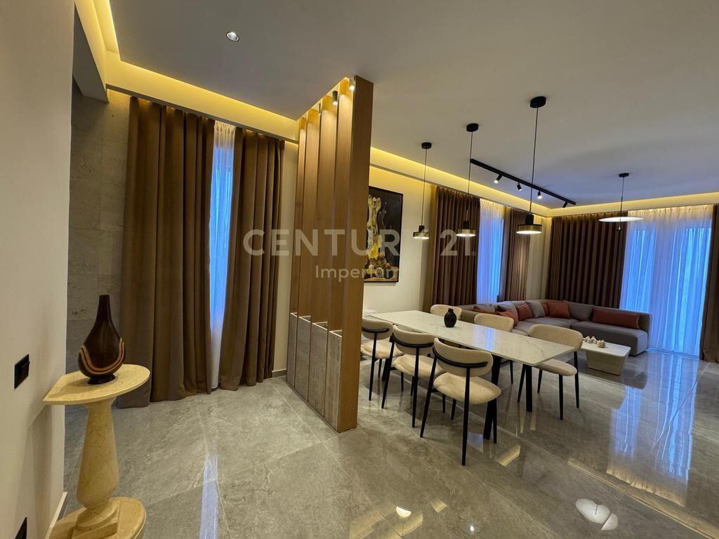 Apartament luksoz 3+1+4+2 Poste parkimi per qira ne Rezidencen Secret Garde 3,000 € /Muaj Sip. Totale  250m2