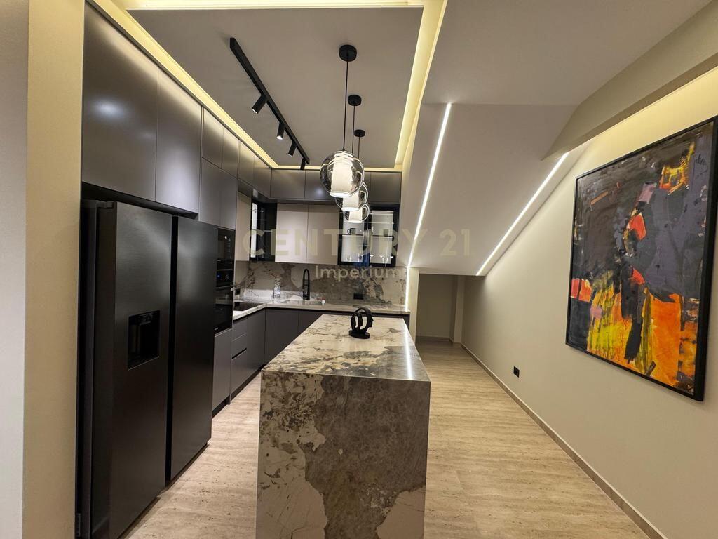 Apartament luksoz 3+1+4+2 Poste parkimi per qira ne Rezidencen Secret Garde 3,000 € /Muaj Sip. Totale  200m2