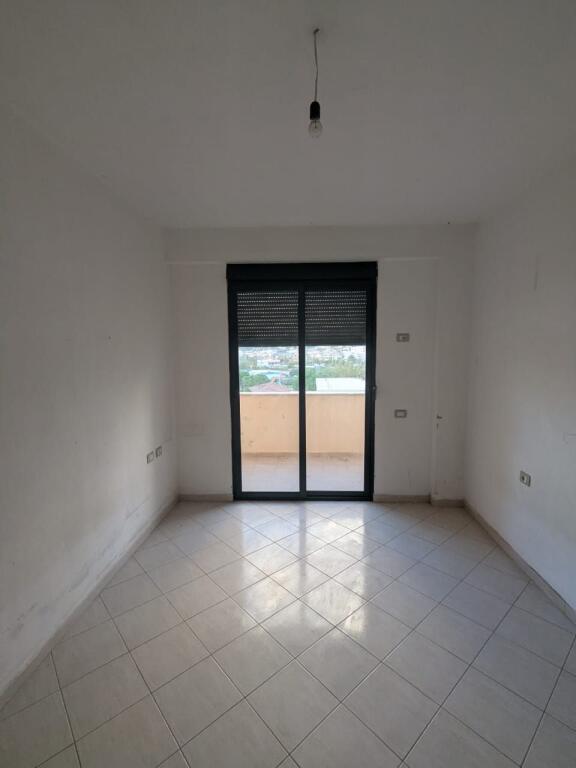 OKAZION Shitet apartament 2+1 Ne fillim te rruges transballkanike 