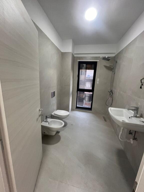 🏢 Ambient për zyra në Myslym Shyr