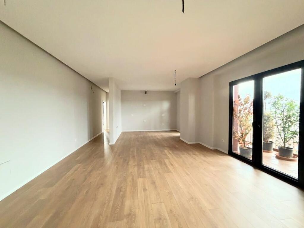 𝐑𝐀𝐒𝐇 𝐆𝐀𝐑𝐃𝐄𝐍 𝐁𝐔𝐈𝐋𝐃𝐈𝐍𝐆💥  • 🏠Ambient Zyrash per qira.  📍Garden Building /21-Dhjetori.  📐160 m2.  💶200.000ALL/muaj. ——————————————— AMBIENT ZYRASH OFROHET PER QIRA TEK GARDEN BUILDING RESIDENCE TEK 21-DHJETORI