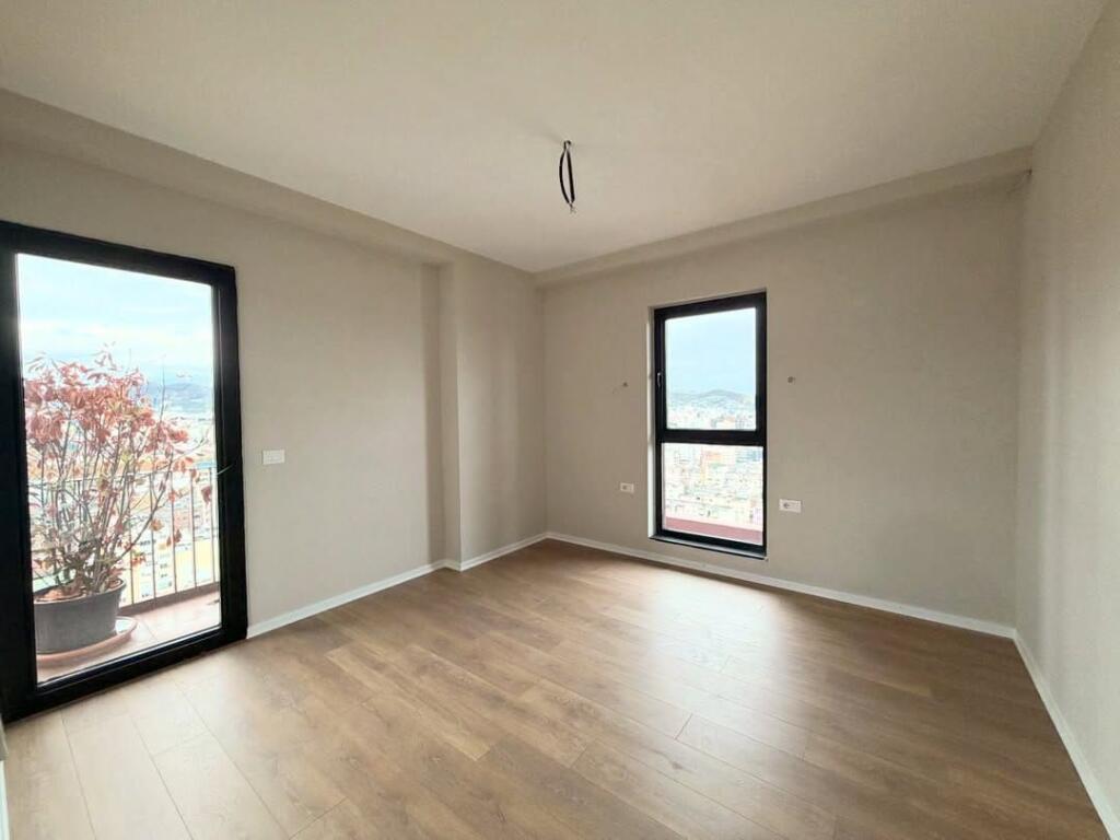 𝐑𝐀𝐒𝐇 𝐆𝐀𝐑𝐃𝐄𝐍 𝐁𝐔𝐈𝐋𝐃𝐈𝐍𝐆💥  • 🏠Ambient Zyrash per qira.  📍Garden Building /21-Dhjetori.  📐160 m2.  💶200.000ALL/muaj. ——————————————— AMBIENT ZYRASH OFROHET PER QIRA TEK GARDEN BUILDING RESIDENCE TEK 21-DHJETORI