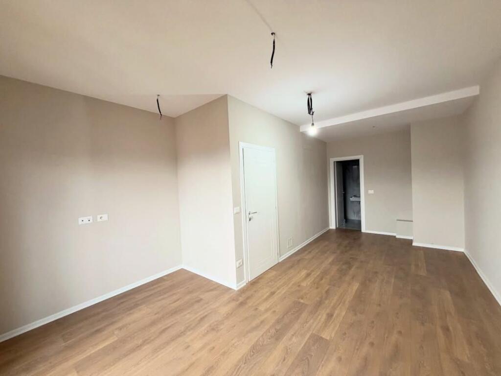 𝐑𝐀𝐒𝐇 𝐆𝐀𝐑𝐃𝐄𝐍 𝐁𝐔𝐈𝐋𝐃𝐈𝐍𝐆💥  • 🏠Ambient Zyrash per qira.  📍Garden Building /21-Dhjetori.  📐160 m2.  💶200.000ALL/muaj. ——————————————— AMBIENT ZYRASH OFROHET PER QIRA TEK GARDEN BUILDING RESIDENCE TEK 21-DHJETORI