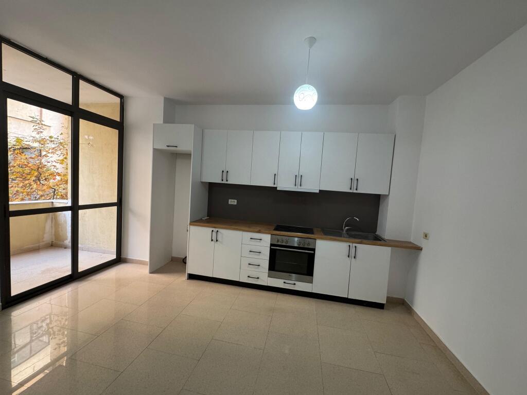Mbikalimi i Komunes Parisit, pallati i Big Market jepet me qira  apartament 2+1+2 Kati i pare banim me sipërfaqe 120 m2
