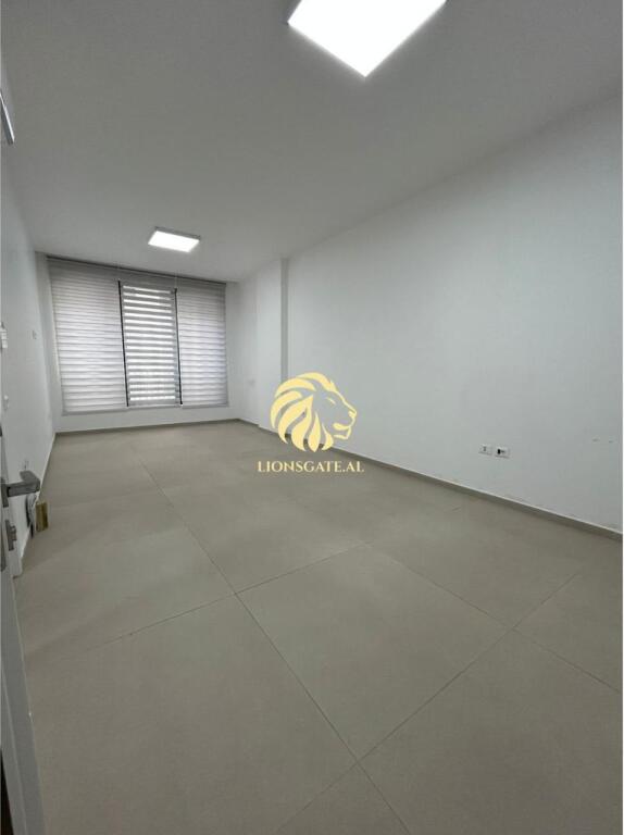 🏢 AMBIENT BIZNESI NË SHITJE – PRANË QSUT (Kompleksi ASL)