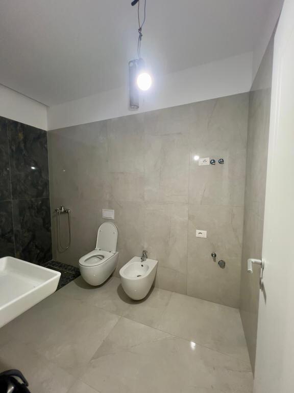 JAPIM ME QIRA AMBIENT PER ZYRA TEK GARDEN BUILDING ! 2,000 € /Muaj Sip. Totale  160m2