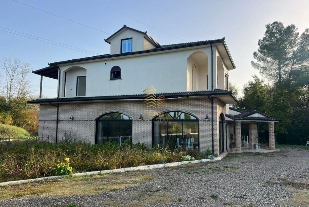 Jepet me qira Objekt biznesi 2 kate Restorant + Hotel, Durres ︱Rruga Kombetare Kombinat – Plepa, 3500 Euro/muaj