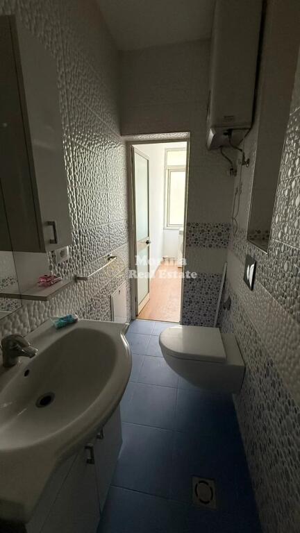 Apartament 3+2+1 ballkon, Blloku, 1500 Euro/muaj