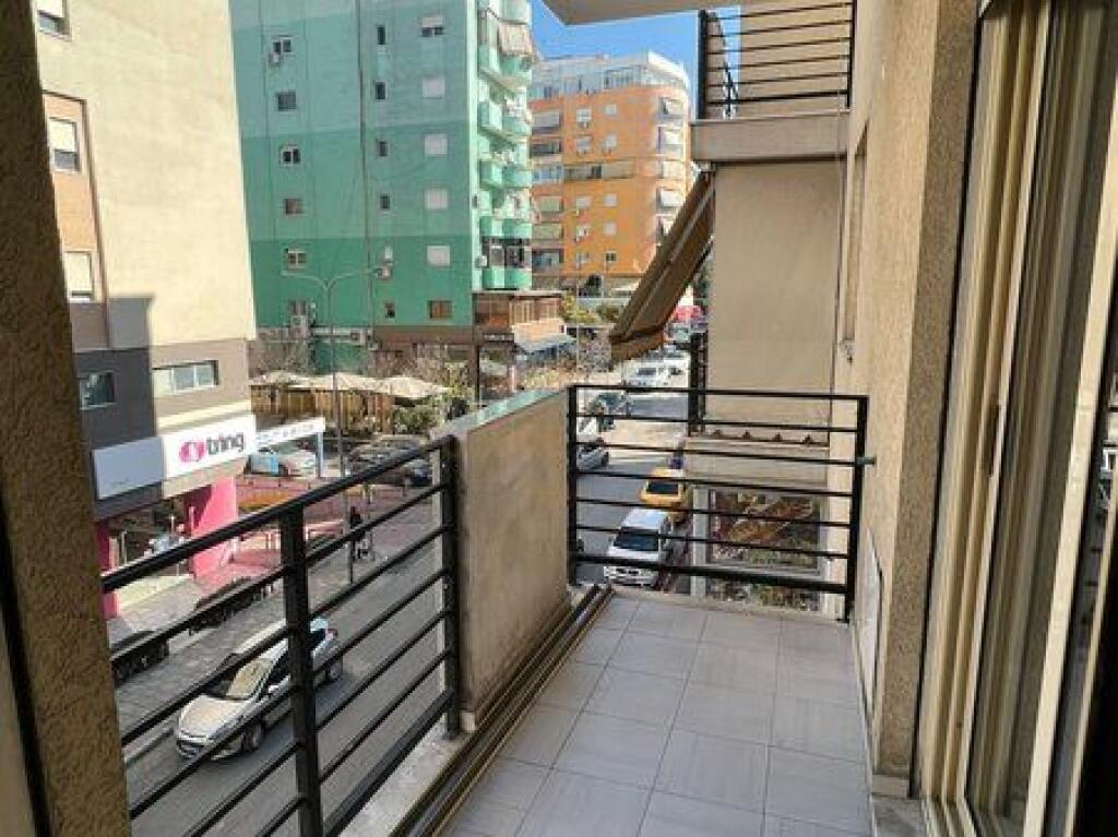  Ambient Zyrash 3+1 Me Qira në Komunën e Parisit, Tiranë