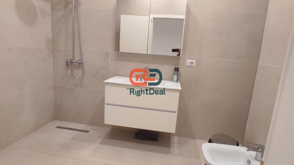 Ne Rrugen E Dibres ,Prane Hotel Elisa Jepet Me Qira Apartament 2+1 Per Zyra!!!