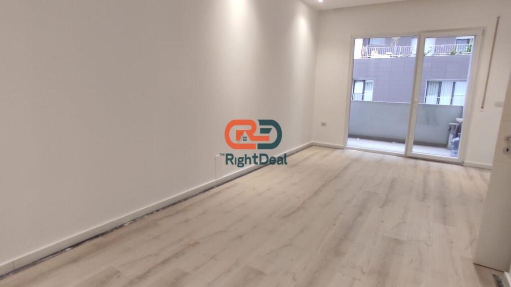 Ne Rrugen E Dibres ,Prane Hotel Elisa Jepet Me Qira Apartament 2+1 Per Zyra!!!