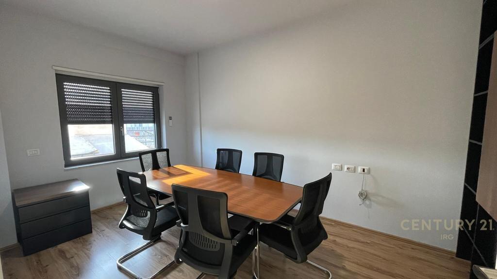 Jepet me qira ambient per zyra tek Zogu i Zi! 1,000 € /Muaj Sip. Totale  86m2