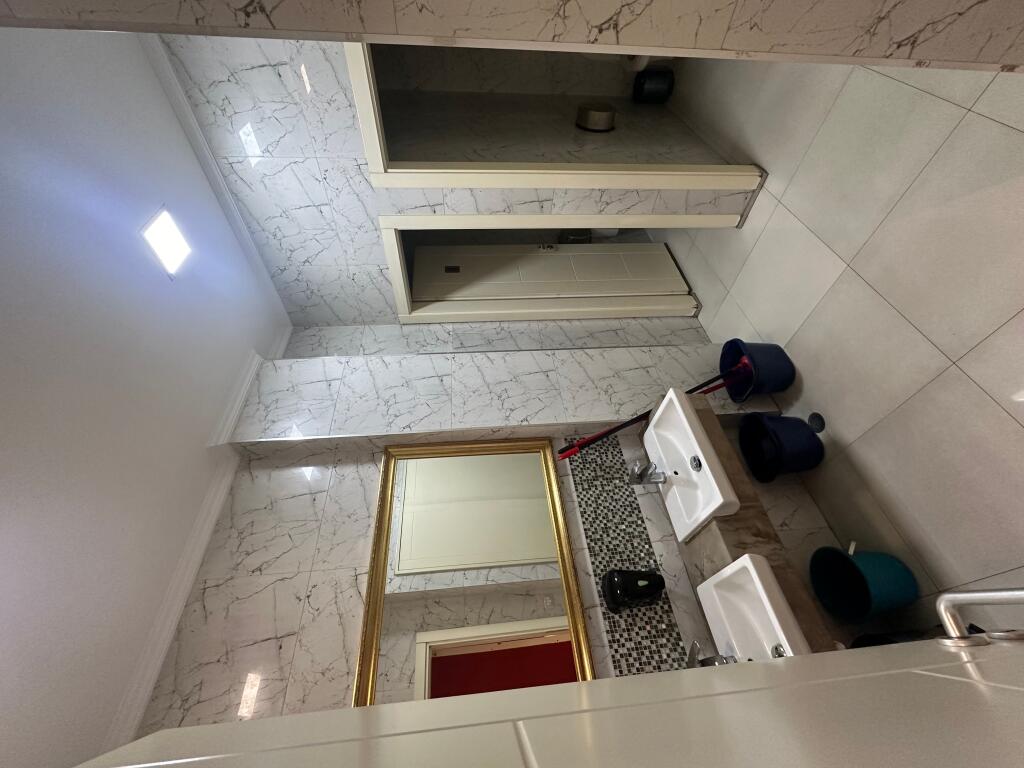 Ambjent biznesi me qera ne Yzberisht ne rruge kryesore