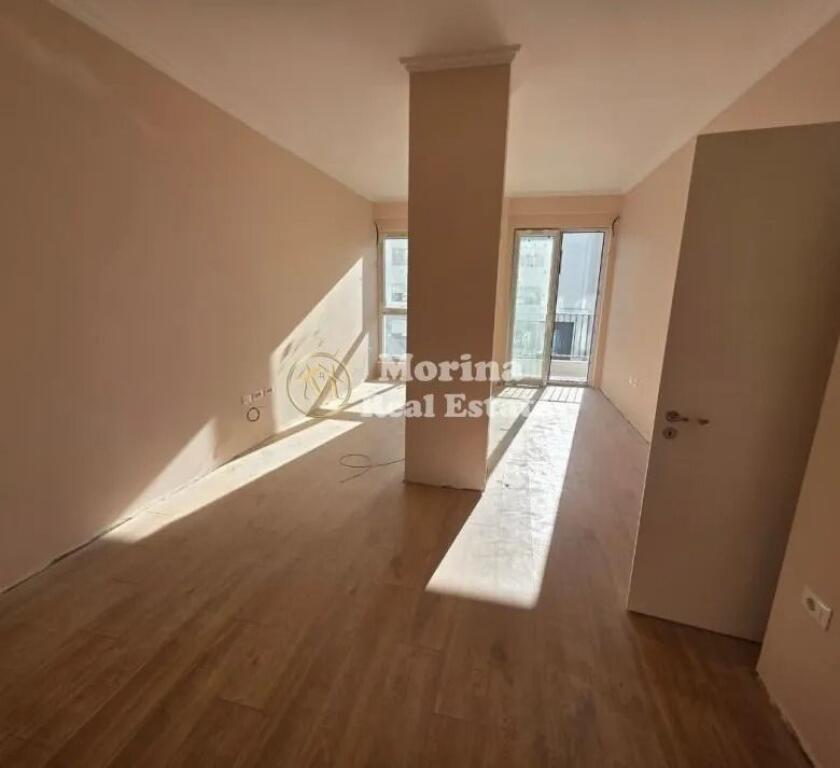 Rent Apartment 2+1+Balcony, and Parking Spot, Paris Commune, 1100 Euro/month.