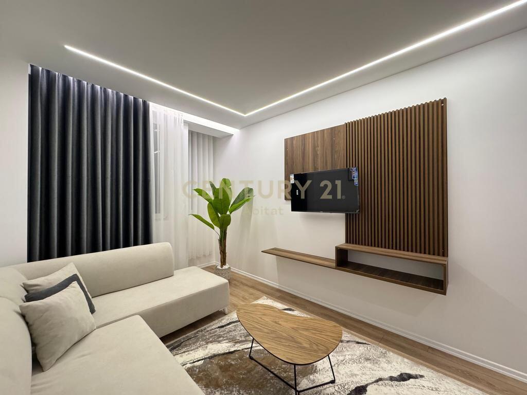 Shitet super apartamant 1+1 pran Rruges Fortuzi!