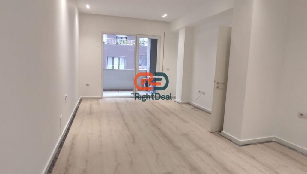 Ne Rrugen E Dibres ,Prane Hotel Elisa Jepet Me Qira Apartament 2+1 Per Zyra!!!