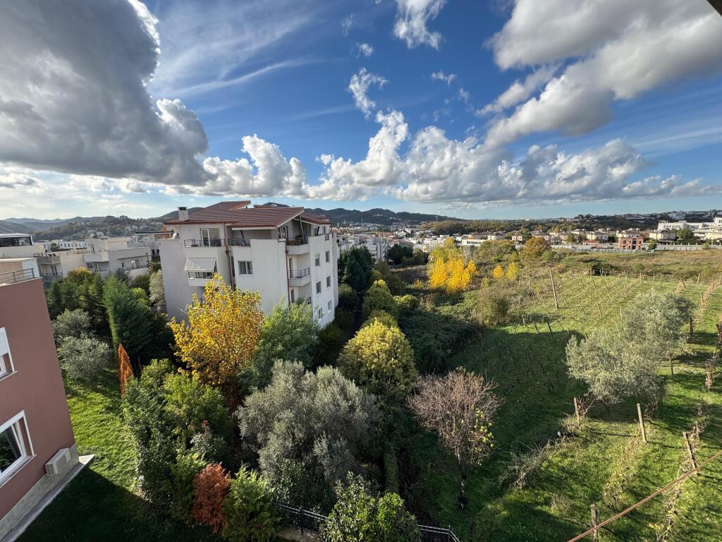 Jepet me qera Vile 2 Kate  Adresa : Pran Teg Perball Universitetit Aldent  I mobiluar  Vila Organizohet ne 3 dhoma gjumi 1 sallon 3 tualete 1 garderob 2 ballkone dhe 1 verande  3 poste parkimi  Cmimi 150,000 lek te reja i diskutueshem