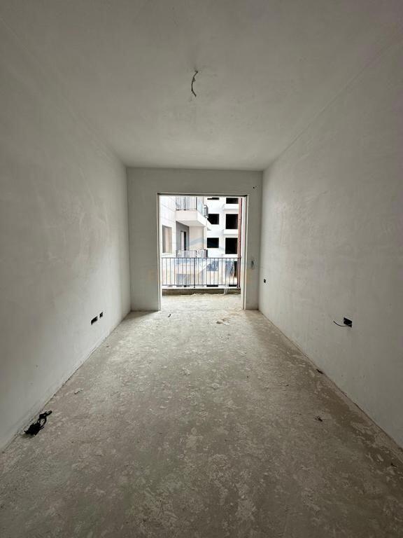 Shitet Apartament 1+1, Paskuqan