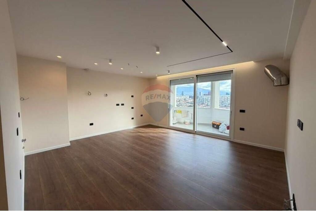 Zyra+Parkim per qira te River Residence !