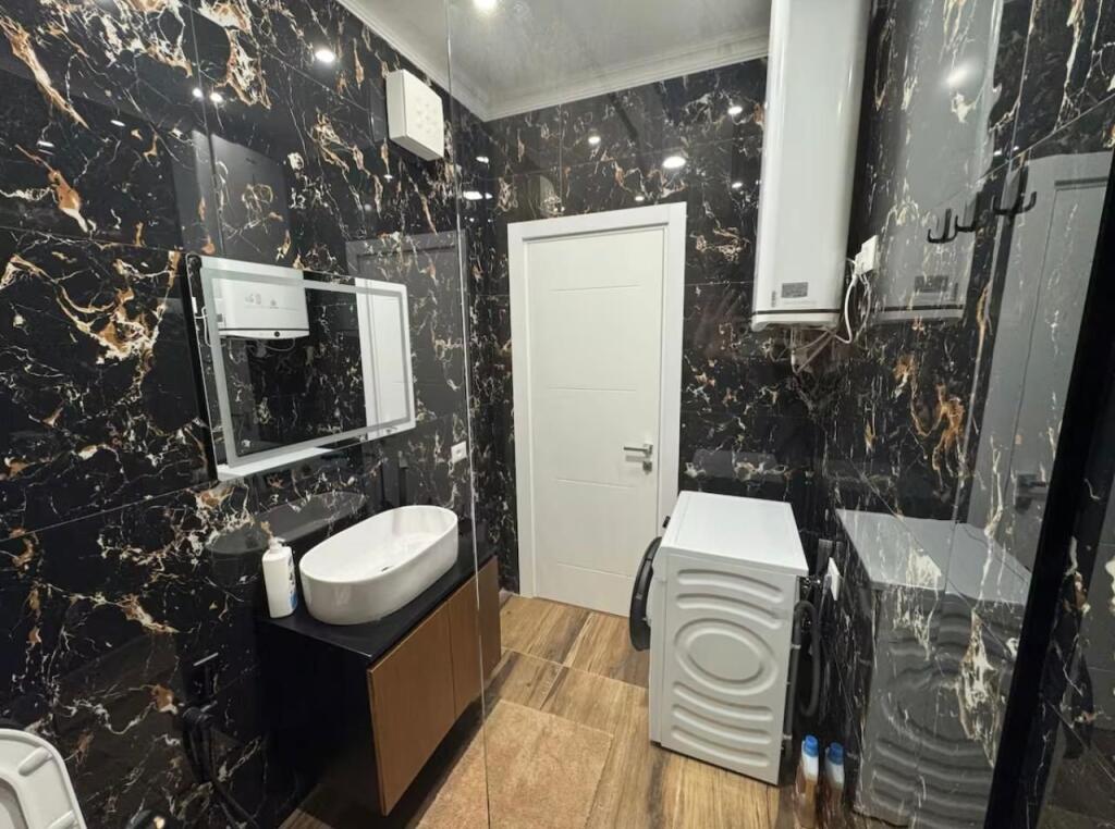 🏢Rruga Riza Cerova,prane Shkolles 9 vjecare 4 Deshmoret jepet me qera apartament 2+1+2, i mobiluar 90,000Leke .   