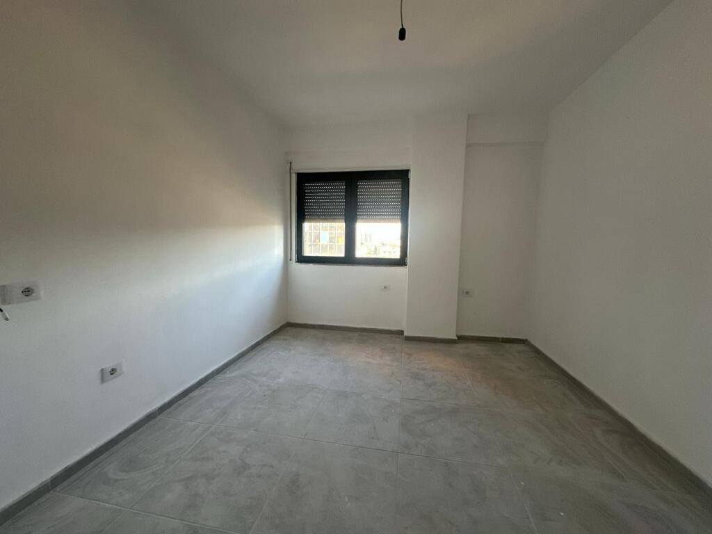 Shitet Apartament 3+1+2+2Blk Pane Eglo ne Astir