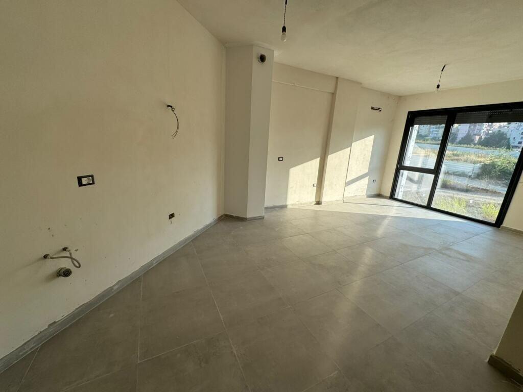 Shitet apartament 2+1 te Liqeni i Thate