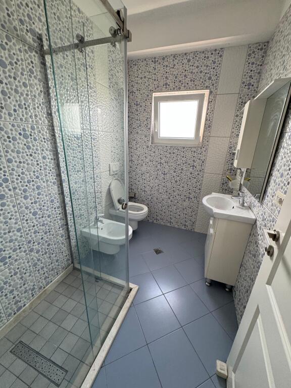 Jepet me qera Vile 2 Kate  Adresa : Pran Teg Perball Universitetit Aldent  I mobiluar  Vila Organizohet ne 3 dhoma gjumi 1 sallon 3 tualete 1 garderob 2 ballkone dhe 1 verande  3 poste parkimi  Cmimi 150,000 lek te reja i diskutueshem