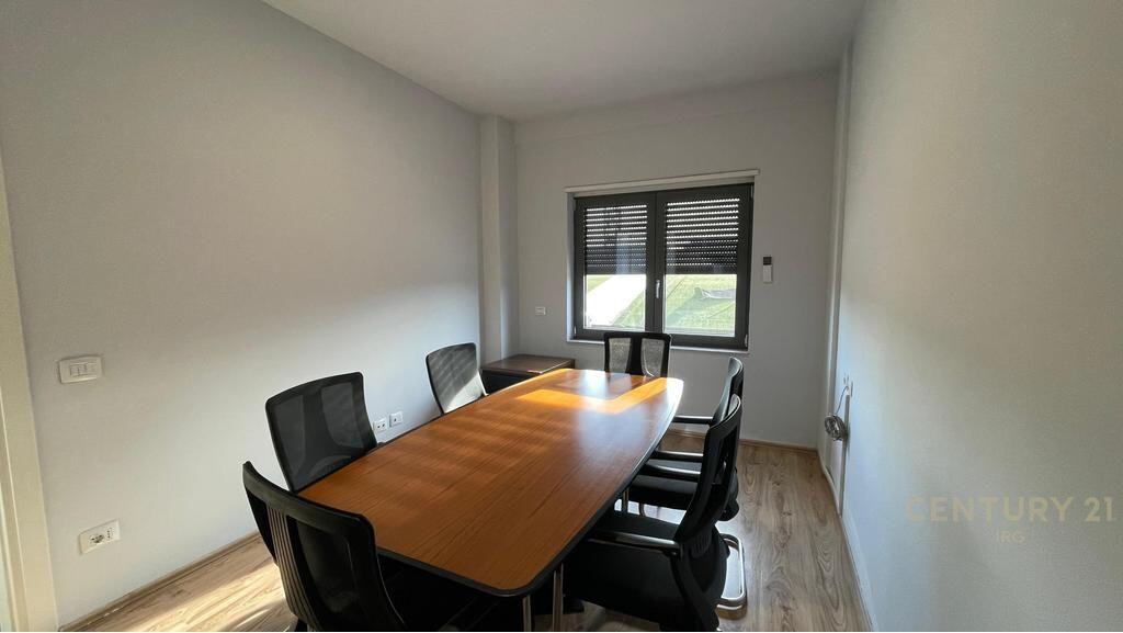 Jepet me qira ambient per zyra tek Zogu i Zi! 1,000 € /Muaj Sip. Totale  86m2