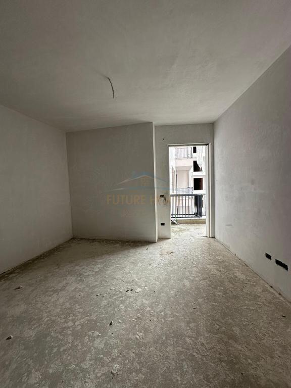 Shitet Apartament 1+1, Paskuqan