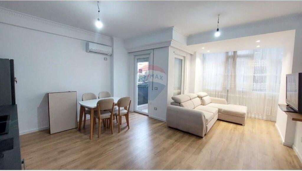 Tirane, shitet apartament 2+1 Brryli