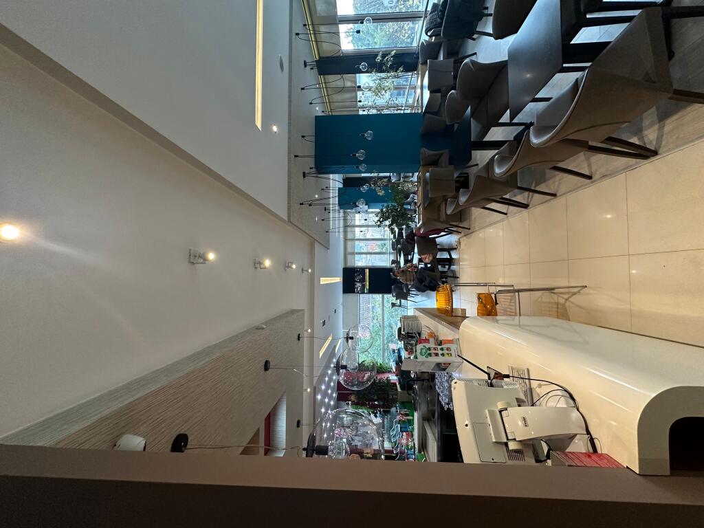 Ambjent biznesi me qera ne Yzberisht ne rruge kryesore