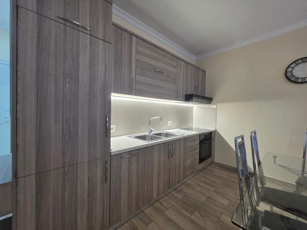 Jepet me Qera Apt 1+1 (+ Bllkn)  Super i Bollshem 70m2  (Fakulteti i Mjeksise - Shkolla e Bashkuar📍)  Pallat i Ri me Ashensor  50,000 leke / Muaj 🔥