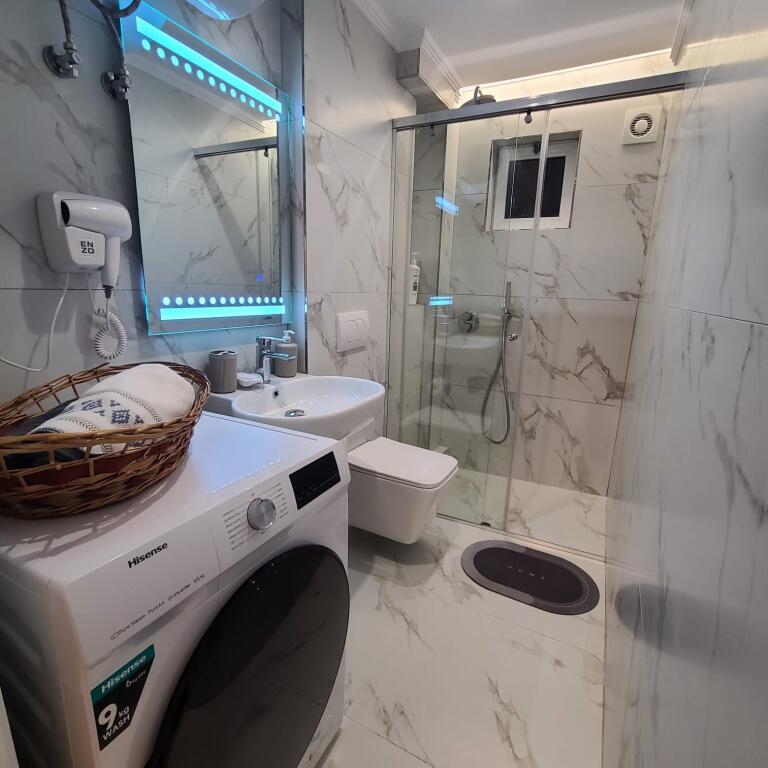 🏢Qender,Rr.Çameria prane Tregut Çam jepet me qera apartament 1+1,i mobiluar 75,000Leke
