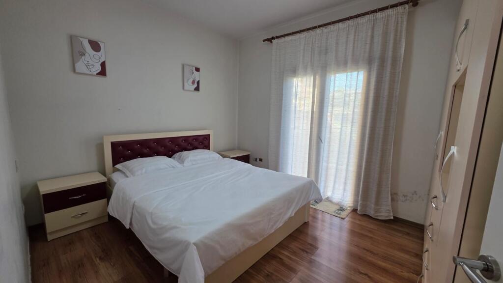 Jepet me qera apartament 1+1 Rruga e Elbasanit!
