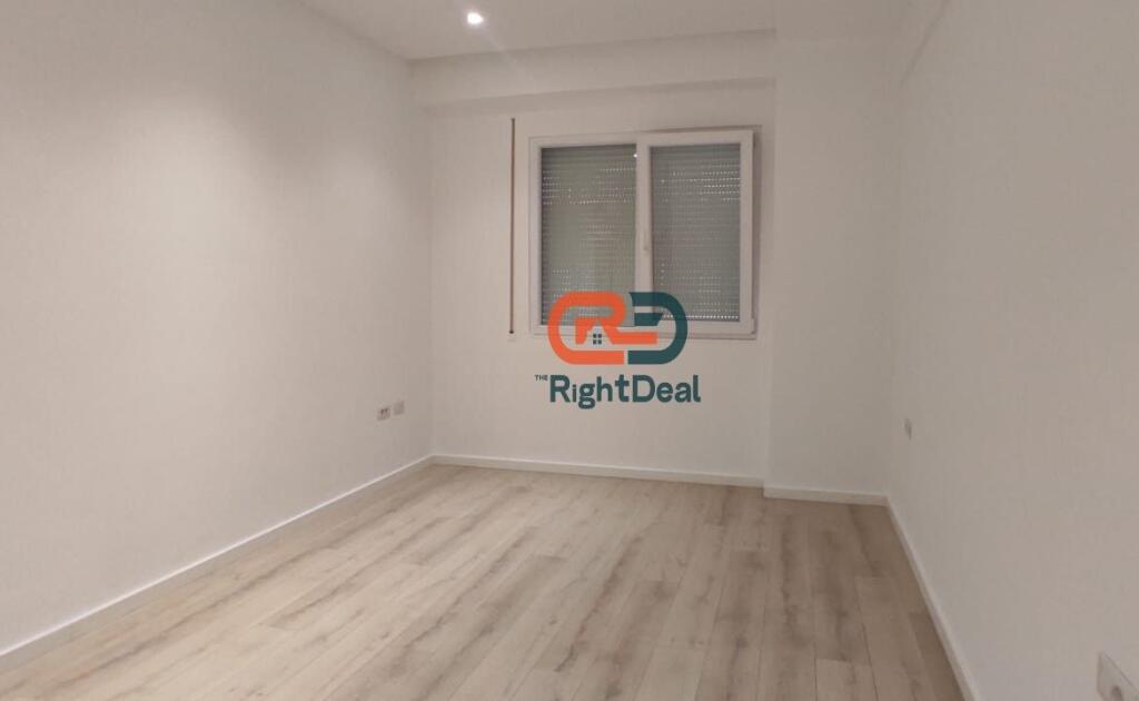 Ne Rrugen E Dibres ,Prane Hotel Elisa Jepet Me Qira Apartament 2+1 Per Zyra!!!