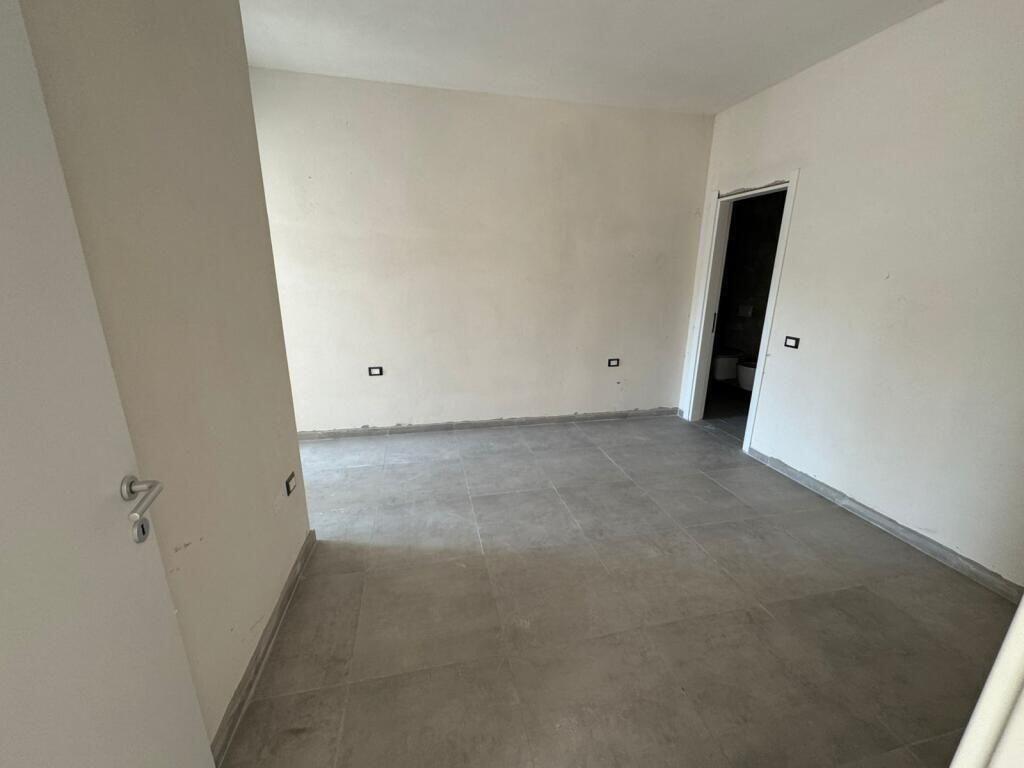 Shitet apartament 2+1 te Liqeni i Thate
