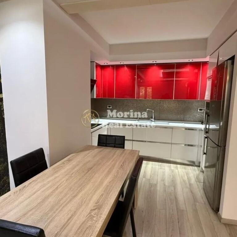 Apartament 3+2+1 ballkon, Blloku, 1500 Euro/muaj