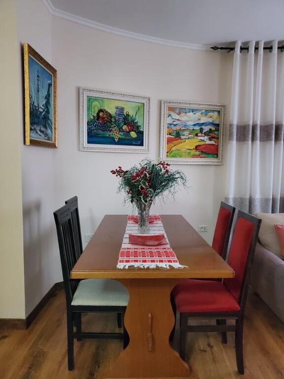 📌 Apartament me Qira – 2+1  Rruga Manol Konomi, Pazari i Ri