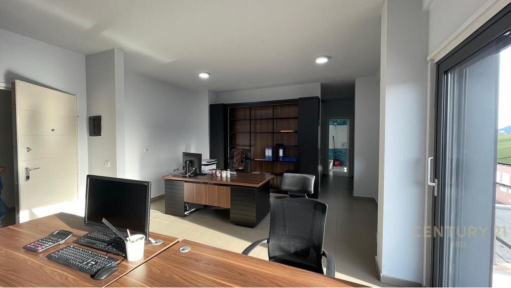 Jepet me qira ambient per zyra tek Zogu i Zi! 1,000 € /Muaj Sip. Totale  86m2