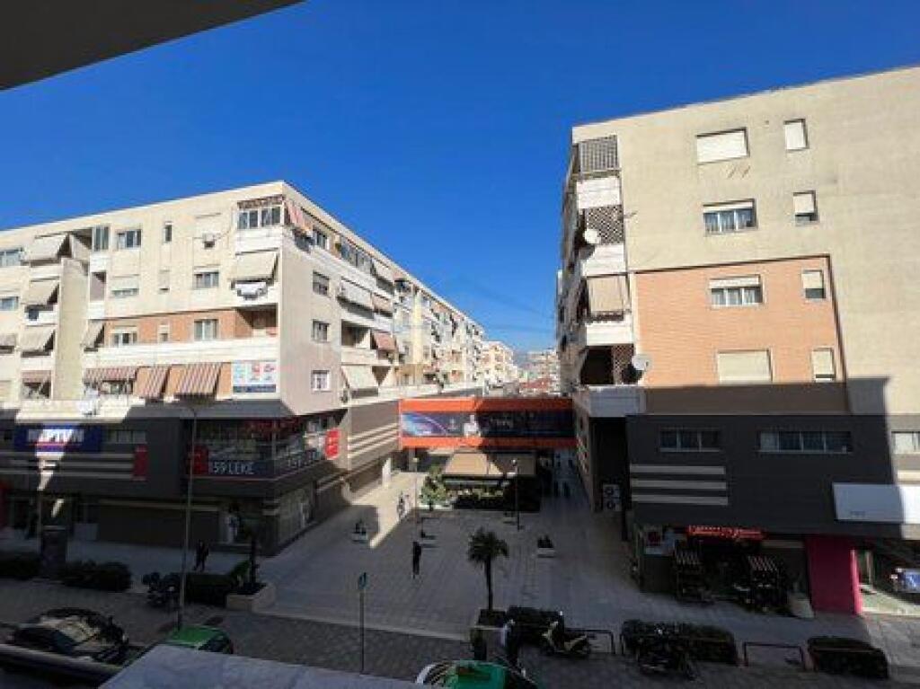  Ambient Zyrash 3+1 Me Qira në Komunën e Parisit, Tiranë