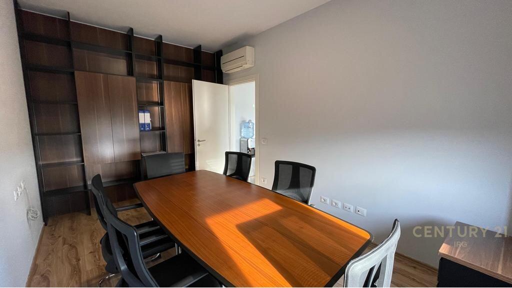 Jepet me qira ambient per zyra tek Zogu i Zi! 1,000 € /Muaj Sip. Totale  86m2