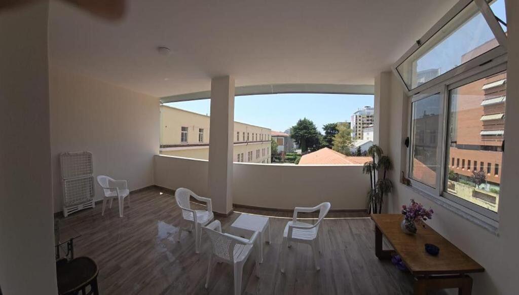 Jepet Me Qera Apartament 3+1+1 Ballkon